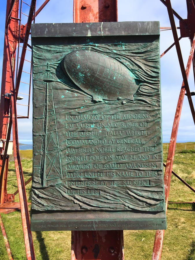 Gedenktafel für Nobile und Amundsens tödliche Rettungsaktion in Vadsø am Varangerfjord